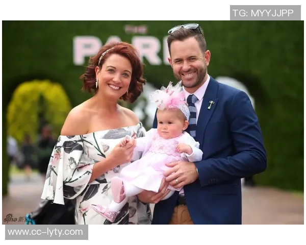 克莱庆生与父母同框女友晒照甜蜜祝福KlayDay温馨瞬间尽显家庭温暖